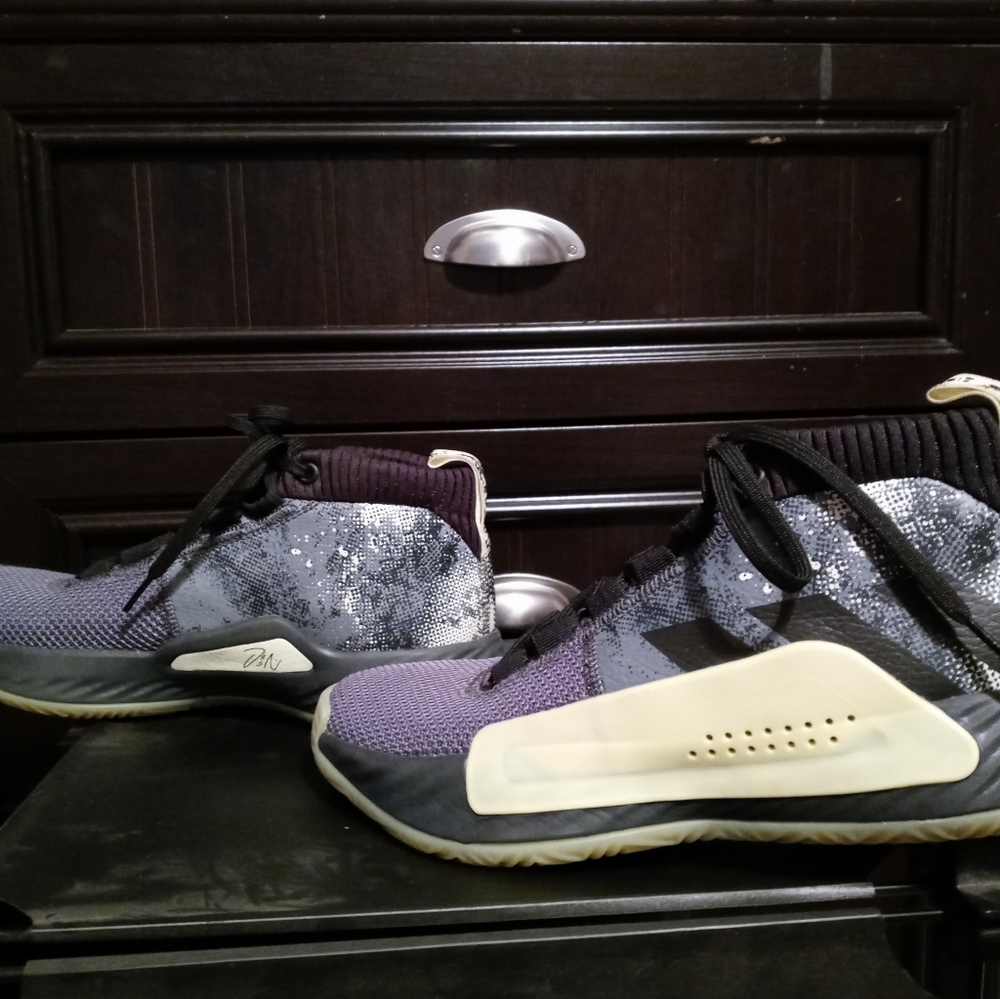 Mens basketball shoes